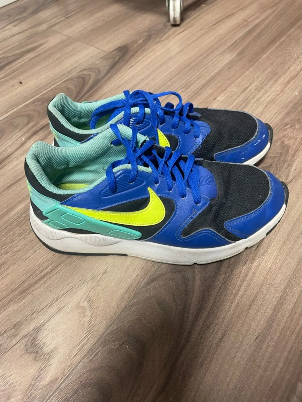 Nike Kids Blue and Neon Yellow Athletic Sneakers size 5 youth - Picture 2 of 4